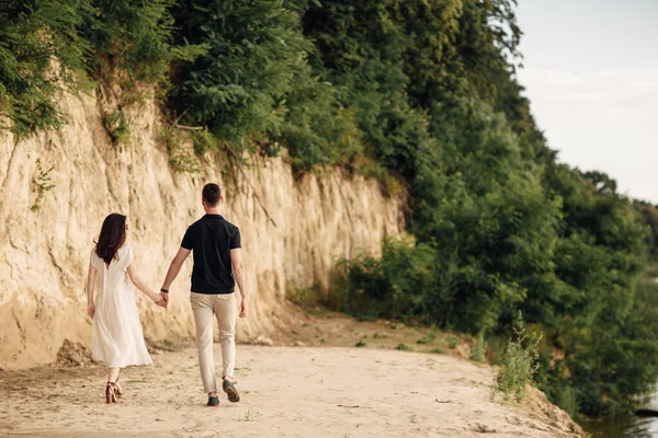 Pareja Joven Vuelta Caminando Cerca Del Lago Naturaleza Hombre Mujer — Foto de Stock