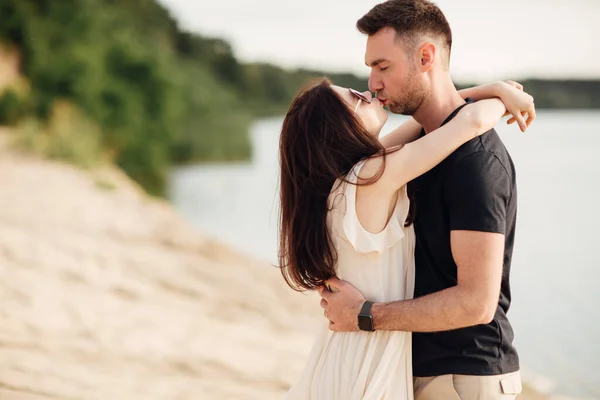 Romantisch Koppel Kust Buiten Elegante Stijlvolle Vrouw Man Liefde Lopen — Stockfoto