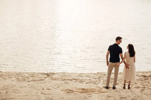 Young Couple Back Standing Lake Nature Romantic Man Woman Hugging — Stock Photo, Image