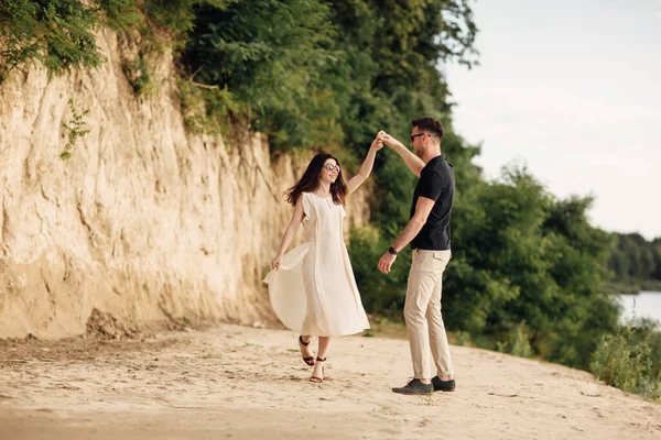 Güneşli Bir Günde Kumsalda Dans Eden Genç Çift Mutlu Romantik — Stok fotoğraf