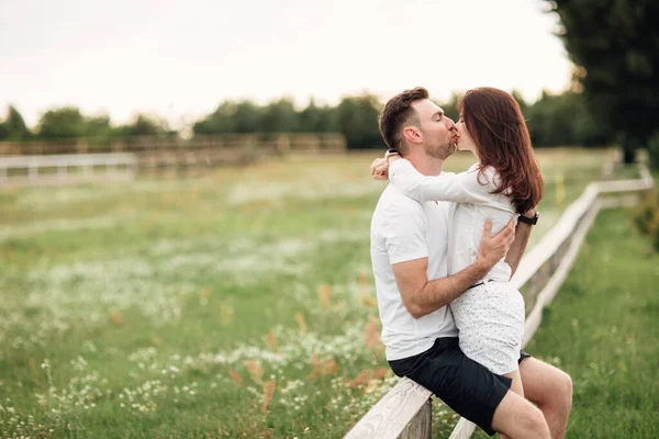 Beau Jeune Couple Étreignant Embrassant Plein Air Dans Parc Par — Photo