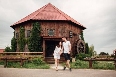 Birbirine aşık bir çift yaz günü büyük bir ahşap değirmenin yanında yürür. Erkek ve kadın dışarıda eğleniyorlar.