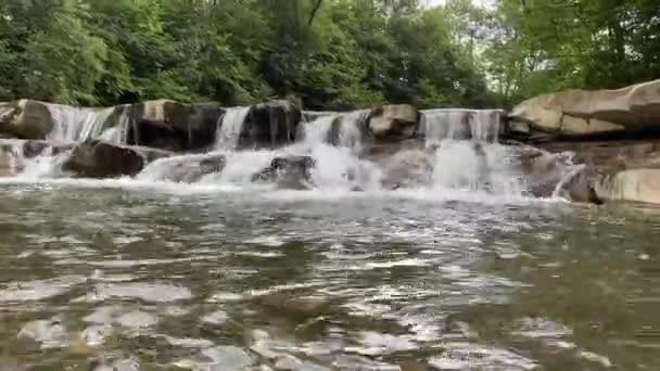 Fiume Montagna Con Cascate Nelle Montagne Dei Carpazi Ucraini — Video Stock