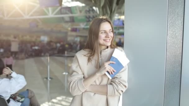 Uma bela jovem está feliz que ela está viajando para outro país. mulher alegre recebendo visto, segurando bilhetes passaporte para viagem de avião, conceito de férias de verão — Vídeo de Stock