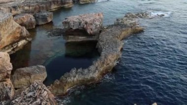 Kemerleri, mağaraları ve mağaraları olan koy. Kireçtaşı kayalık deniz kıyısı