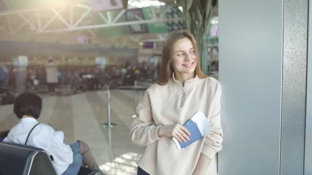 Gelukkige vrolijke jonge vrouw voor de camera staan, het verkrijgen van een visum, het houden van tickets paspoort voor vliegtuig vliegreis, gevoel triomf overwinning, zomer vakantie concept — Stockvideo