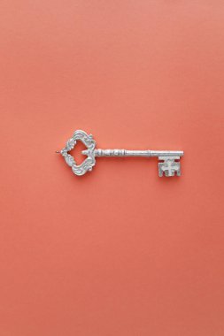 Güzel noel gümüş anahtarı, şeftali arkaplanda izole edilmiş.