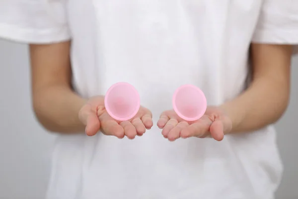 Közeli Kezében Rózsaszín Menstruációs Csésze Különböző Méretű Kezében Fehér Háttér — Stock Fotó