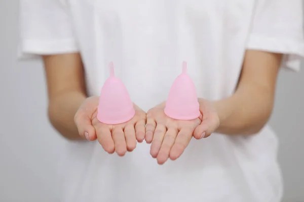 Крупным Планом Женщины Розовыми Менструальными Чашками Разного Размера Руках Белом — стоковое фото