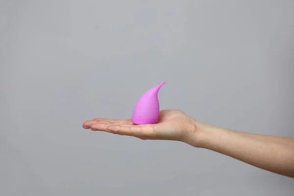 Fiatal Kéz Kezében Egy Rózsaszín Menstruációs Csésze Szürke Háttér Nőgyógyászati — Stock Fotó
