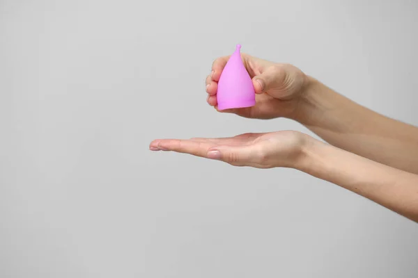 Молодая Женщина Держит Руках Розовую Менструальную Чашку Серый Фон Концепция — стоковое фото