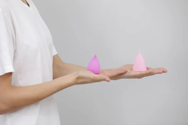 Замыкание Женщины Держащей Руках Различные Виды Розовых Фиолетовых Менструальных Чашек — стоковое фото