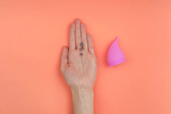 Cangkir Menstruasi Merah Muda Dan Tangan Dengan Lavender Terisolasi Pada — Stok Foto