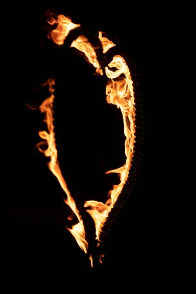 Płonące Serce Płomieni Odizolowany Ciemnym Tle Pokaz Ognia Nocy Szczęśliwych — Zdjęcie stockowe