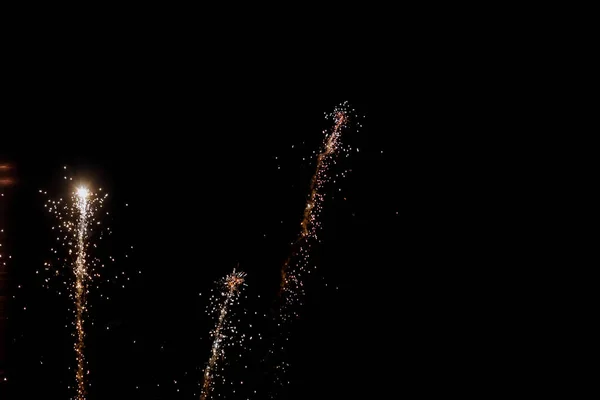 Πολύχρωμα Πυροτεχνήματα Στον Μαύρο Ουρανό Ρεάλ Πυροτεχνήματα Βαθύ Μαύρο Φόντο — Φωτογραφία Αρχείου