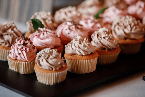 Cupcakes Con Rizos Glaseado Fresa Cremosa — Foto de Stock