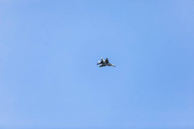 Mavi gökyüzünde uçan askeri beyaz uçak. seçici odak