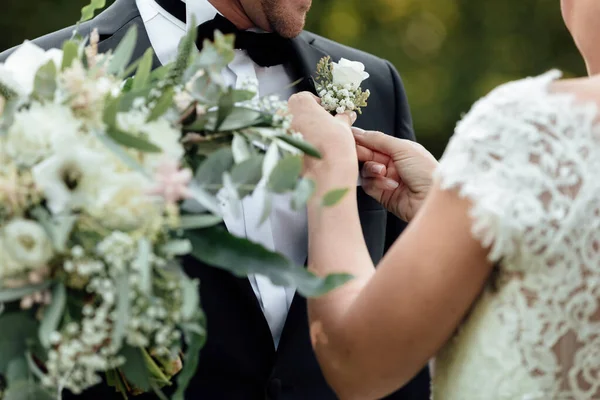 Noiva Usa Boutonniere Com Rosas Brancas Para Noivo Livre Dia — Fotografia de Stock