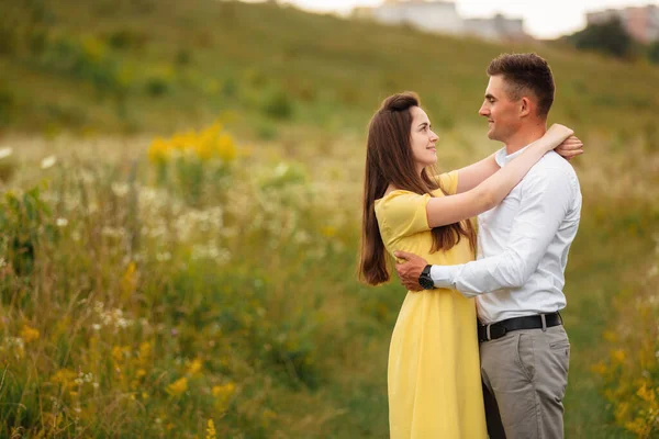 Young Couple Love Hugging Looking Each Other Grass Field Sunny — Stock Photo, Image