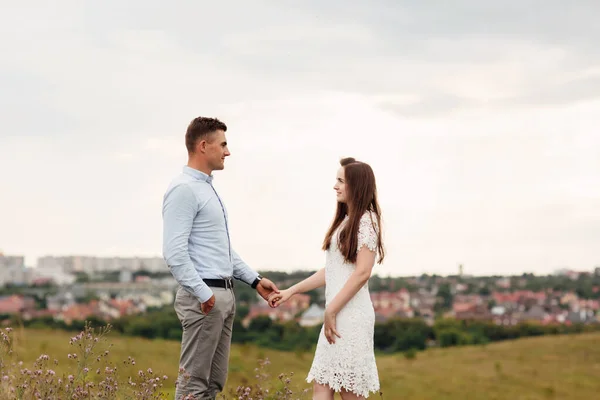 Ein Junges Schönes Paar Hält Händchen Und Schaut Sich Sommer — Stockfoto