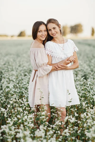 Retrato Dos Hermosas Hermanas Jóvenes Vestidos Blancos Con Pelo Largo — Foto de Stock