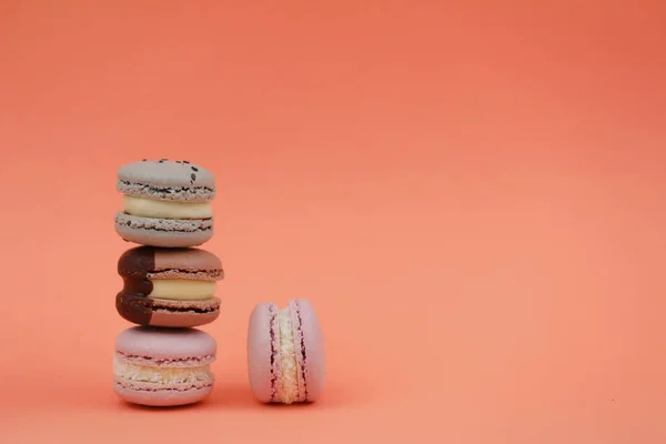 Süße Und Farbenfrohe Französische Makronen Oder Macarons Auf Rosa Hintergrund — Stockfoto