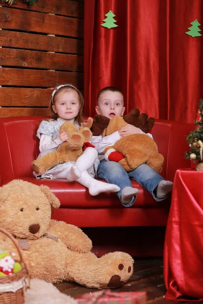 Bambina Ragazzo Sul Divano Studio Natale Colori Rossi Albero Natale — Foto Stock