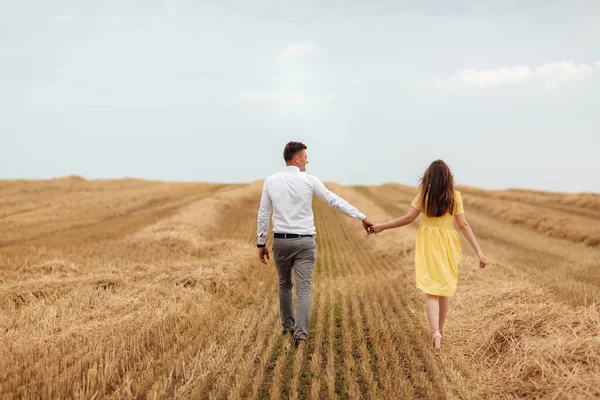 Saman Üstünde Mutlu Genç Çift Romantik Insan Konsepti Güzel Manzara — Stok fotoğraf