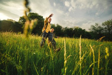 Çiçek tarlasında yatan çift. Mutlu çift bir çiçekte yatıyor. Romantizm, duygusal ve aşk sahnesi