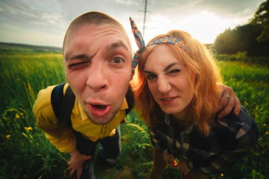 Ormanda yürürken eğlenen mutlu ve yakışıklı bir çift. Dağlarda turistler. Doğa konseptinde macera