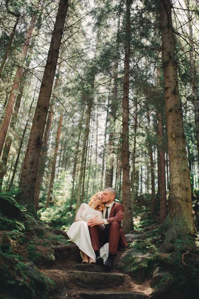 Ευτυχισμένο Ζευγάρι Νεόνυμφων Στο Καταπράσινο Δάσος Την Καλοκαιρινή Μέρα Νύφη — Φωτογραφία Αρχείου