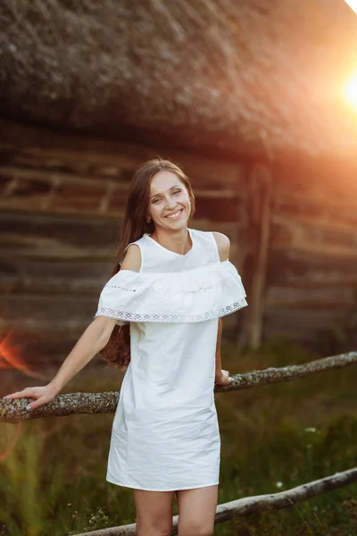 Ung Kvinna Vit Klänning Vid Solnedgången Naturen Porträtt Vacker Flicka — Stockfoto