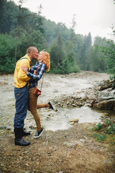 Happy Hipster Couple Kissing Hugging River Mountain Tourist Couple — Stock Photo, Image