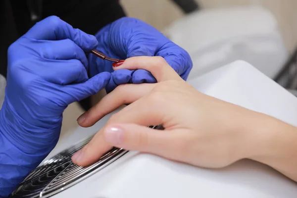 Meester Beschermende Handschoenen Tijdens Een Manicure Schoonheidssalon Meester Manicure Vernis — Stockfoto