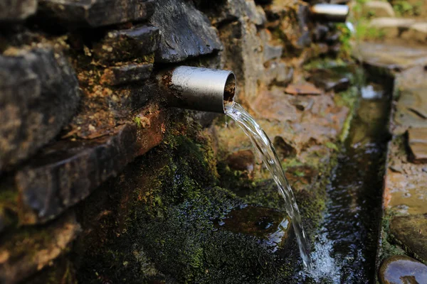 Eau Source Coulant Tuyau Métallique Mur Pierre Dans Les Bois — Photo