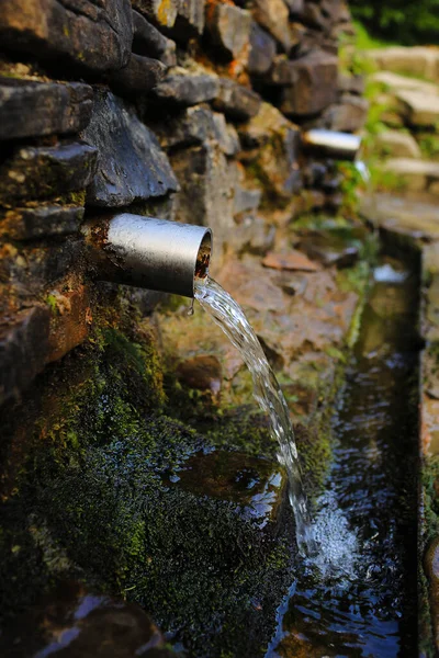 Eau Source Coulant Tuyau Métallique Mur Pierre Dans Les Bois — Photo