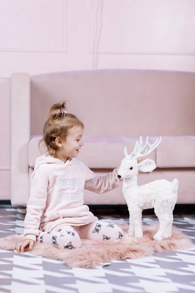 Милий Портрет Маленької Дівчинки Рожевому Одязі Обіймає Білого Іграшкового Оленя — стокове фото