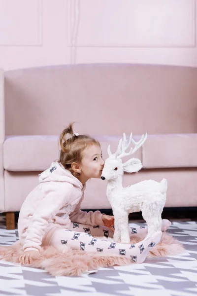 Милий Портрет Маленької Дівчинки Рожевому Одязі Обіймає Білого Іграшкового Оленя — стокове фото