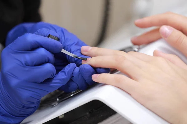 Primer Plano Manicura Salón Belleza Maestro Durante Una Manicura Manicura —  Fotos de Stock