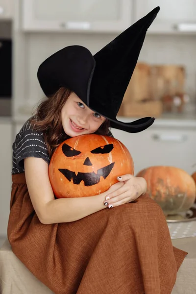 Joyeux Halloween Jolie Petite Fille Costume Sorcière Avec Citrouille Sculptée — Photo