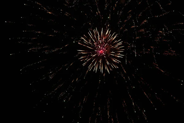 Όμορφο Πυροτέχνημα Στο Φόντο Του Νυχτερινού Ουρανού Πολύχρωμα Πυροτεχνήματα Σπασμένο — Φωτογραφία Αρχείου