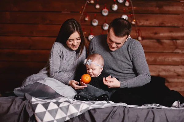 Bonito Jovem Família Cama Com Fundo Natal Atrás Mãe Pai — Fotografia de Stock