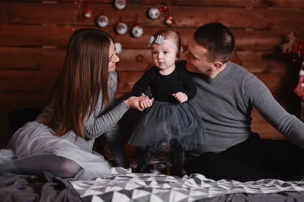 Bonito Jovem Família Cama Com Fundo Natal Atrás Mãe Pai — Fotografia de Stock