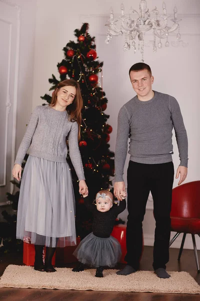Kerst Familie Kussen Knuffelen Kind Verraste Zijn Moeder Vader Met — Stockfoto