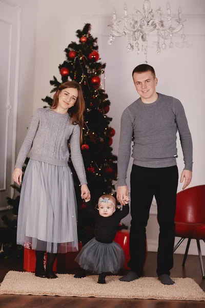 Familia Navideña Besándose Abrazándose Niño Sorprendió Madre Padre Con Regalo —  Fotos de Stock