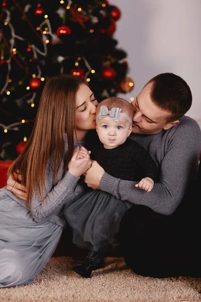 Família Natal Beijando Abraçando Criança Surpreendeu Sua Mãe Seu Pai — Fotografia de Stock