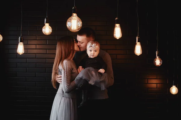 Retrato Jovem Família Pai Mãe Bebê Menina Desfrutar Tempo Juntos — Fotografia de Stock