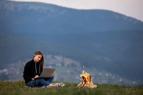 Young Female Freelancer Working Laptop Mountains Evening Tourist Girl Sitting — Stock Photo, Image