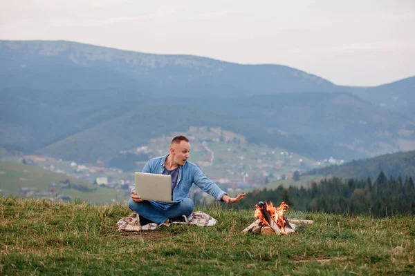 Homem Trabalhando Livre Com Laptop Sentado Montanhas Conceito Trabalho Remoto — Fotografia de Stock