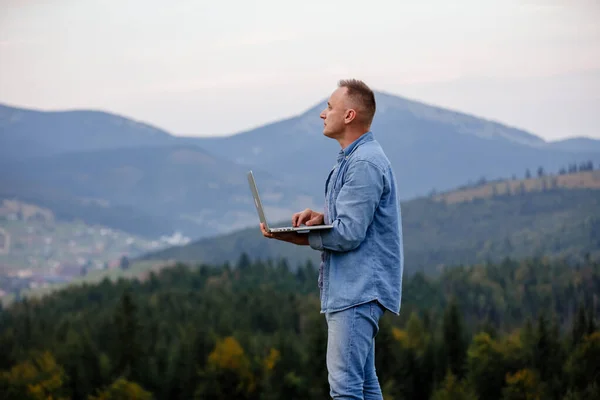 Homem Trabalhando Livre Com Laptop Montanhas Conceito Trabalho Remoto Estilo — Fotografia de Stock